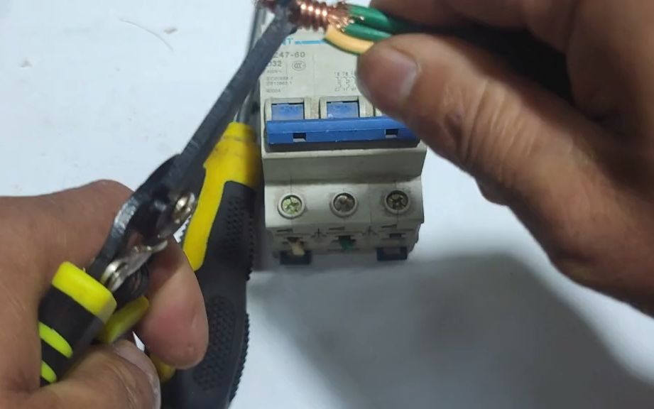 老電工揭秘 開關接線常見誤區(qū)，兩根軟線與一根硬線如何正確連接